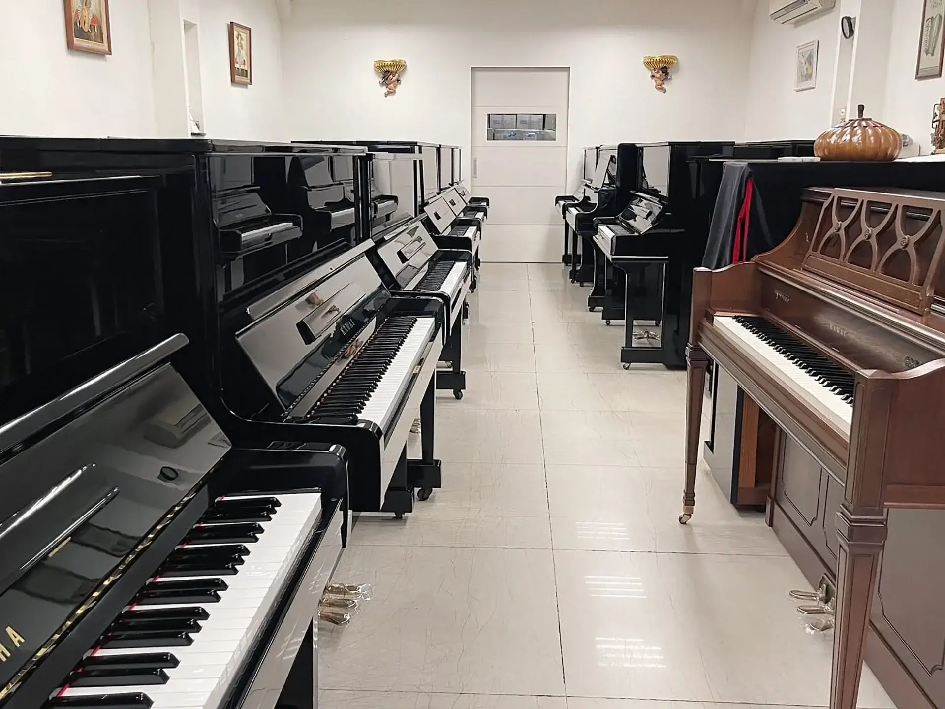 Img upright piano display01 1920x1440.webp